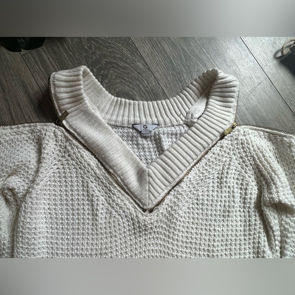 G by guess zipper detail cold shoulder open knit sweater in white. Size L - Picture 4 of 12